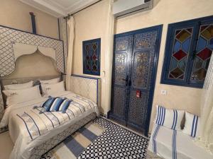 Postel nebo postele na pokoji v ubytování Riad Al-Qurtubi