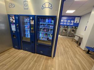 a couple of vending machines in a store at Apartahotel Aranda Flex Living in Aranda de Duero