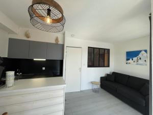 Køkken eller tekøkken på Appartement T1 à 50m du lac avec piscine, salle de jeux et parking, idéal famille/amis - FR-1-379-63