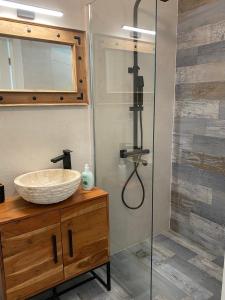 un baño con lavabo y ducha en Coastal home Arapya, en Tsarevo