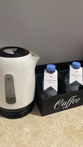 a slow cooker and a black box with two items at بيت عز اقامة راقية in Aţ Ţunḑubāwī