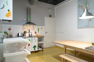 Kuchyňa alebo kuchynka v ubytovaní Sleep Green - Certified Eco Youth Hostel