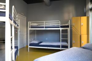 バルセロナにあるスリープ グリーン サーティファイド エコ ユース ホステルの二段ベッド2組が備わる客室です。