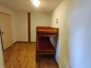 Una pequeña habitación con una litera. en V du Bachat Epicea A N24 2P6, en Chamrousse