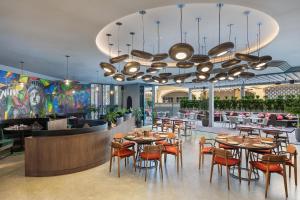Un restaurante u otro lugar para comer en JA Ocean View Hotel, Jumeirah Beach Dubai