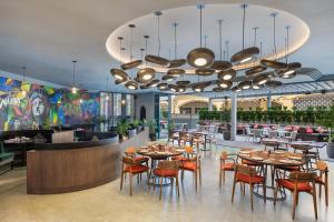 Un restaurante u otro lugar para comer en JA Ocean View Hotel, Jumeirah Beach Dubai