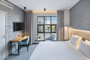 Un pat sau paturi într-o cameră la The Manor By JA, Dubai
