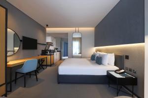 Un pat sau paturi într-o cameră la The Manor By JA, Dubai +37 fotografii