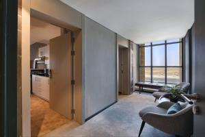 O bucătărie sau chicinetă la The Manor By JA, Dubai