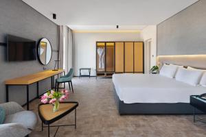 Un pat sau paturi într-o cameră la The Manor By JA, Dubai