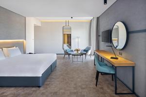 Un pat sau paturi într-o cameră la The Manor By JA, Dubai