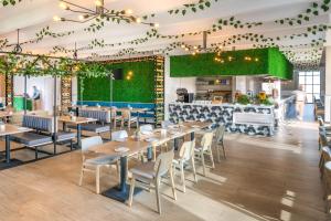 Un restaurant sau alt loc unde se poate mânca la The Manor By JA, Dubai
