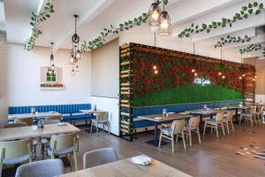 Un restaurant sau alt loc unde se poate mânca la The Manor By JA, Dubai