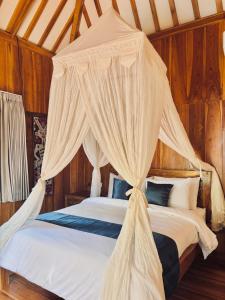 ein Schlafzimmer mit einem Himmelbett in der Unterkunft mata villas gili trawangan in Gili Trawangan + 20 Fotos