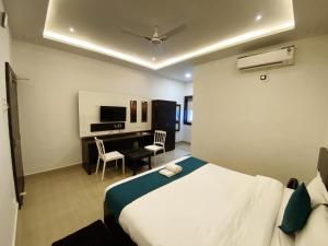 Ένα ή περισσότερα κρεβάτια σε δωμάτιο στο HOTEL SHIVALI Inn