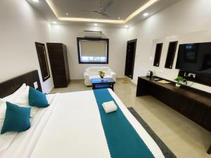 Μια τηλεόραση ή/και κέντρο ψυχαγωγίας στο HOTEL SHIVALI Inn