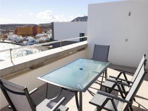 a table and chairs on a balcony with a view at Live El Poris Rodelas in Arico