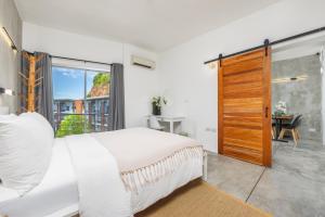 Nathon BayにあるNEW 2 bedrooms condo on Bangrak beachの白いベッドと大きな窓のある寝室