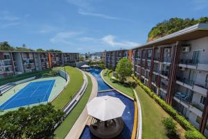 Nathon BayにあるNEW 2 bedrooms condo on Bangrak beachのプールとパラソルのあるアパートの俯瞰図