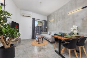 Nathon BayにあるNEW 2 bedrooms condo on Bangrak beachのテーブルとソファのあるリビングルーム