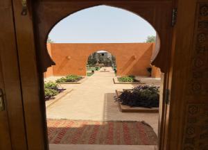 an entrance to a building with an archway and a sidewalk at Palais Menzah & SPA in Marrakech