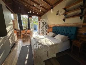 Rúm í herbergi á Arthi - LINDO LOFT RECANTO DOS PASSARINHOS com HIDROMASSAGEM!