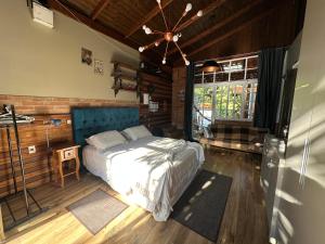 Rúm í herbergi á Arthi - LINDO LOFT RECANTO DOS PASSARINHOS com HIDROMASSAGEM!