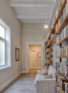 Knihovna v apartmánu + 29 fotografií