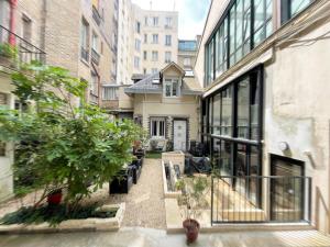 a balcony of a house with plants and a building at Love House - Maison entière et son jardin - Rare à Paris in Paris