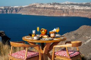 a table with food and drinks on top of a mountain at Divino Caldera in Akrotiri