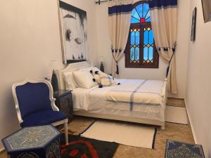 Postel nebo postele na pokoji v ubytování Riad Al-Qurtubi