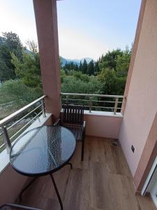 Photo de la galerie de l'établissement ApartmaniMD apartman 2 mirno utociste, à Sutomore