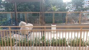 Un balcón con una silla y un columpio. en Novo studio sofisticado ao lado do Allianz Parque, en São Paulo