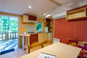 Kuchyň nebo kuchyňský kout v ubytování Mobilhome 4 personnes climatisé
