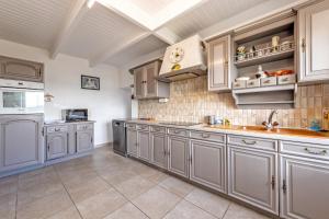 Kuchyň nebo kuchyňský kout v ubytování Grande Maison Familiale - vue mer + 20 fotografií