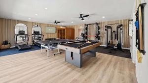 Pusat kecergasan dan/atau kemudahan kecergasan di 20 Guests Pool Luxe Gym Sauna Pickleball +87 gambar