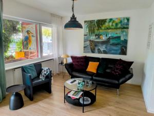 a living room with a couch and a table at Haus Auryn in Markelfingen