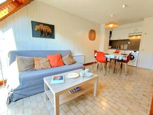 a living room with a blue couch and a table at T3 Duplex 6 Pers, Parking, Cuisine Équipée, Proche St Lary - FR-1-457-283 in Vielle-Aure