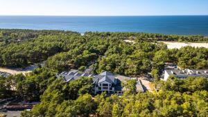 une vue aérienne d'une maison avec une plage dans l'établissement Neptuno Resort & Spa, à Dźwirzyno