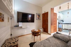 a living room with a couch and a table at 2 quartos a 200m da Praia do Flamengo in Rio de Janeiro +7 photos