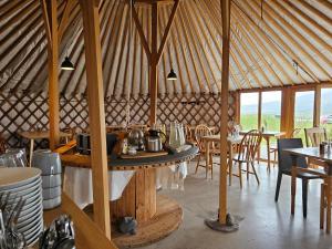 HaukadalurNáttúra Yurtel的蒙古包内带桌椅的用餐室
