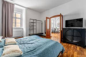 une chambre avec un lit et une télévision à écran plat dans l'établissement Cozy apartment in the Old town, à Prague