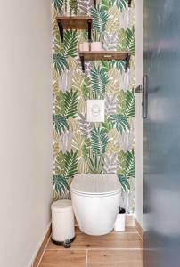 a bathroom with a white bath tub in a room at Le fort 7 Appart centre ville in LʼIsle-sur-la-Sorgue