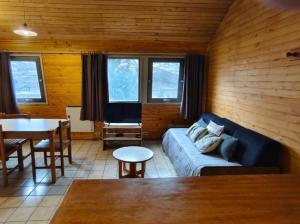 a living room with a couch and a table at Depto 5 pax, 2 baños, Cirrus 967 in Las Lenas