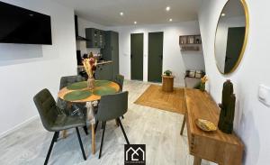 a dining room with a table and a mirror at Le Chti nid d'Opale in Boulogne-sur-Mer