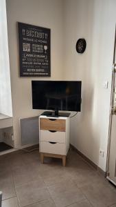 TV a/nebo společenská místnost v ubytování Appartement au cœur des arènes + 8 fotografií