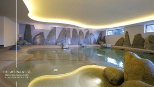 Bazén v ubytování Alexander Charme Hotel nebo v jeho okolí