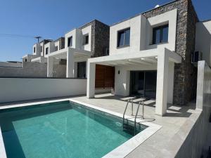 Terra Olivia Luxury Villas and Suites内部或周边的泳池