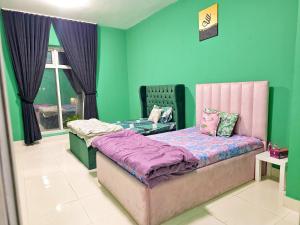 a bedroom with a bed and a window at Abu Dhabi Castel in Sabkhah