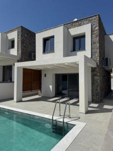 Terra Olivia Luxury Villas and Suites内部或周边的泳池